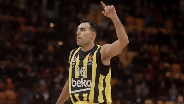 Σλούκας: “Δεν ασχολούμαι με τον κόσμο”