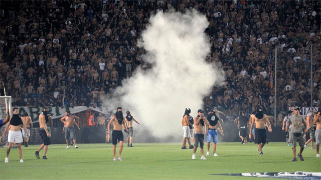 Απολογείται με εκπροσώπους του στην UEFA