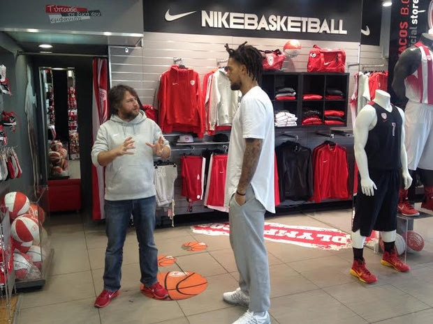 Ο Χάκετ στο Official Olympiacos BC Store