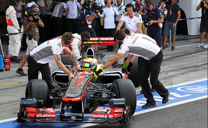 Pole Χάμιλτον, 1-2 McLaren