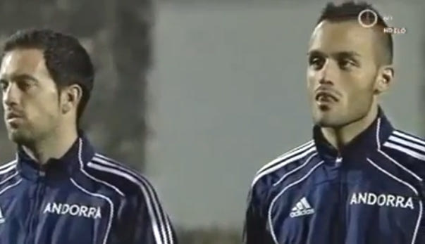 Κόλλησε η βελόνα την ώρα του ύμνου!