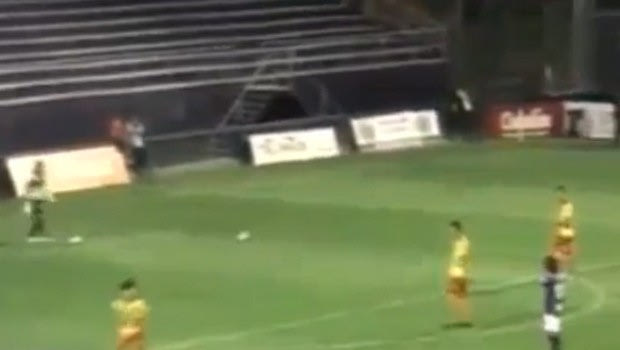 Επίθεση τερματοφύλακα σε… ball boy