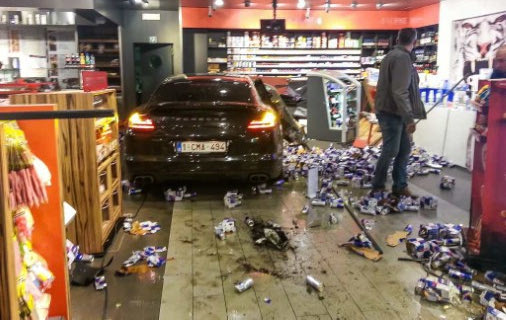 Βίντεο ΣΟΚ: Ο Λεζεάρ “εισβάλει” με Πόρσε σε βενζινάδικο τραυματίζοντας πελάτη!