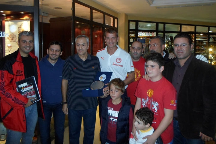 Οι οπαδοί της ManUtd δεν ξέχασαν τον Κάρολ
