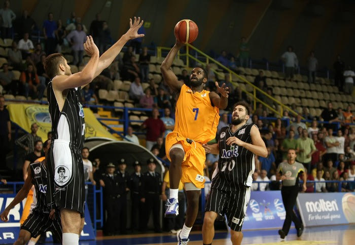 Τζόουνς: “Ευχαριστώ τη διοίκηση και τους προπονητές”