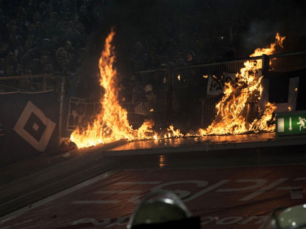 Οπαδοί του Αμβούργου έκαψαν τα πανό τους!