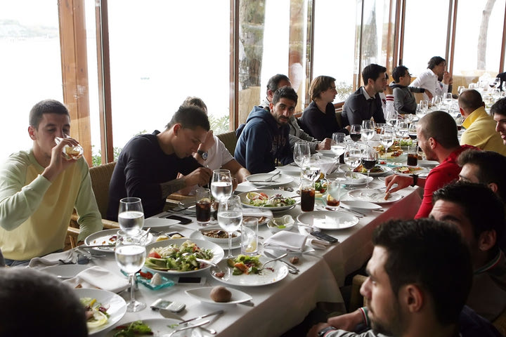 Τραπέζι για την οικογένεια του Ολυμπιακού