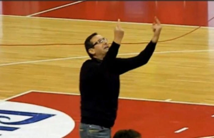 Πρόεδρος πανηγυρίζει με απρεπείς χειρονομίες!