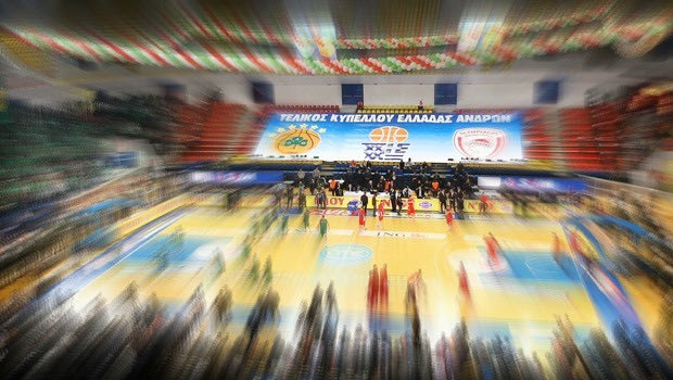 Οι Γάλλοι με τον Μίκι, εμείς με το πανό της ΕΟΚ…