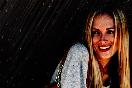 Υπάρχει και μια γυναίκα. Νεκρή.