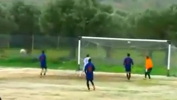 ΑΠΙΣΤΕΥΤΟ: Σουτ χτύπησε 4 φορές στο δοκάρι!