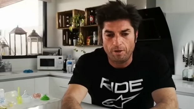 Κορονοϊός: Αρνήθηκαν να δώσουν αναπνευστήρα στον πατέρα του και πέθανε