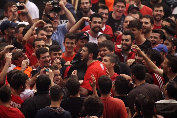 Η αποθέωση του Κώστα Παπανικολάου