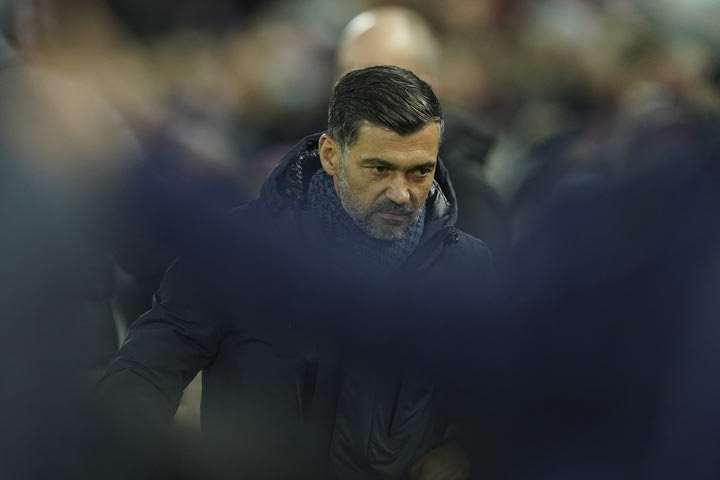 Πόρτο: Η πρόσληψη χειρομάντισσας προκάλεσε “πόλεμο”