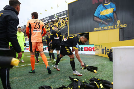 Άρης: Η κατάθεση λουλουδιών των παικτών των κίτρινων και του Παναιτωλικού στη μνήμη του Νίκου Τσουμάνη