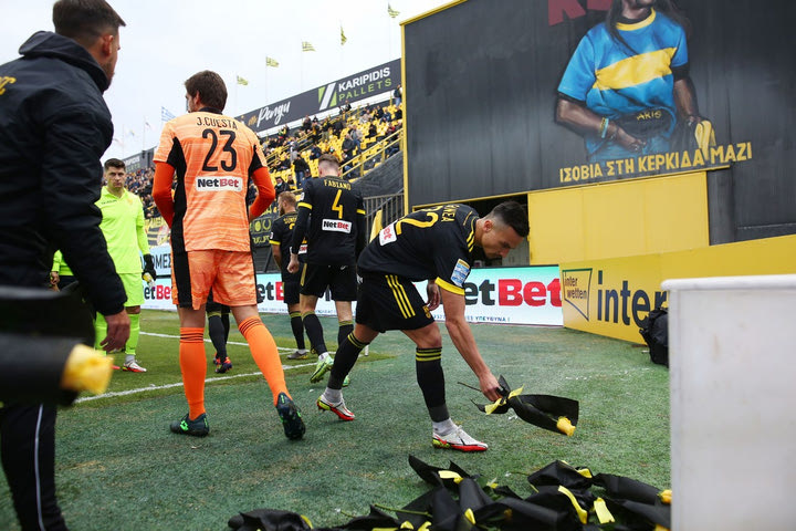 Άρης: Η κατάθεση λουλουδιών των παικτών των κίτρινων και του Παναιτωλικού στη μνήμη του Νίκου Τσουμάνη