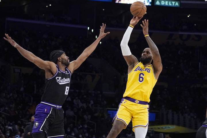 NBA: Με ηγέτη ΛεΜπρόν οι Λέικερς πήραν τη νίκη κόντρα στους Κινγκς με 122-114
