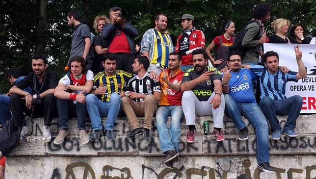 Ενωμένοι οι οπαδοί των Φενέρμπαχτσε, Μπεσίκτας, Γαλατάσαράι και Τραμπζονσπόρ