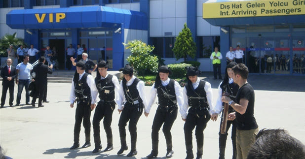 Υποδοχή με ποντιακούς χορούς στην Τραπεζούντα για την U20