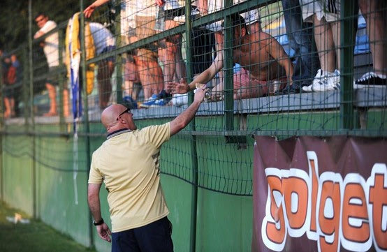 “Μπράιαν πιάσε μια μπύρα”