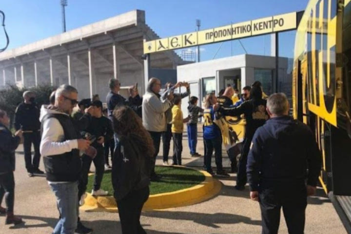 ΑΕΚ: Στα Σπάτα φίλοι της Ένωσης για να εμψυχώσουν τους παίκτες πριν το ντέρμπι με τον Ολυμπιακό