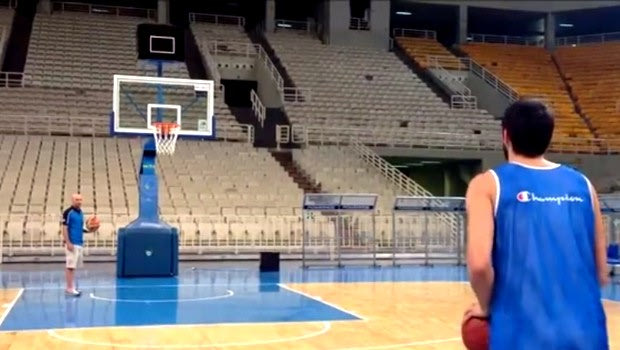 Και από τη σέντρα τα βάζουμε!