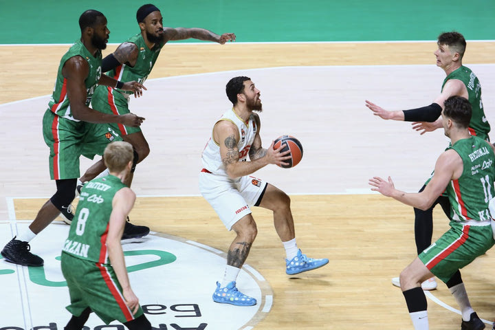 Μονακό – Ούνικς Καζάν 79-76: Ο Μάικ Τζέιμς την κράτησε όρθια στη μάχη της οκτάδας με τρίποντο στα 6.9”