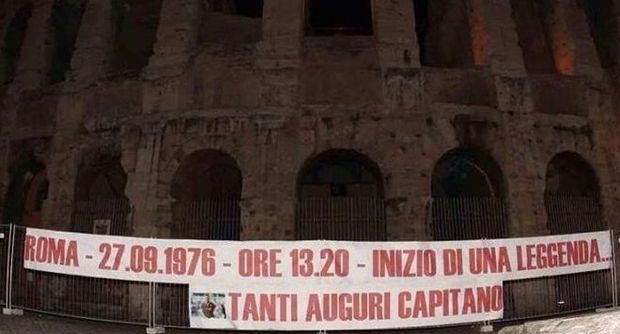 Πανό στο Κολοσσαίο για τα γενέθλια του Τότι!