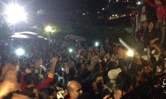 Εκατοντάδες οπαδοί στο σπίτι του Τερίμ!