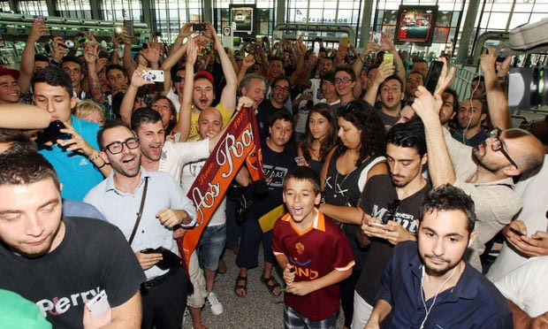 Υποδοχή στο αεροδρόμιο για την πρωτοπόρο Ρόμα