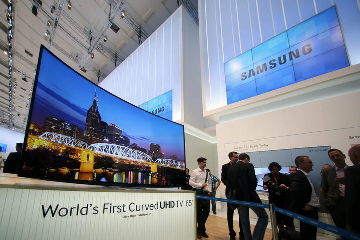 Η Samsung Electronics  παρουσίασε την πρώτη στον κόσμο κυρτή UHD TV