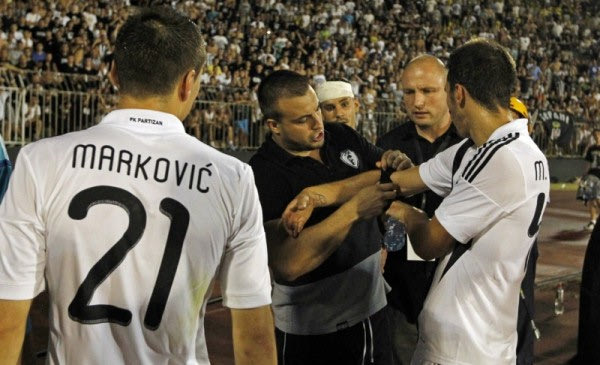 Ο αρχηγός των ultras της Παρτιζάν ξηλώνει το περιβραχιόνιο του Σκέποβιτς