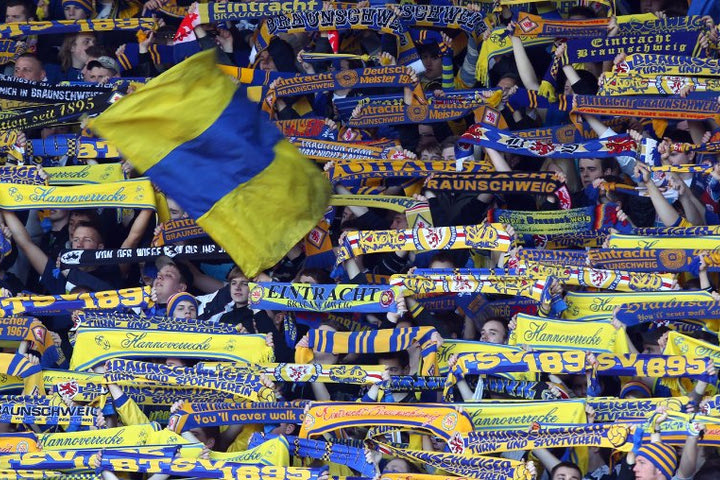 Οπαδοί Μπράουνσβαϊγκ: “You’ll never walk alone” στο 0-4!