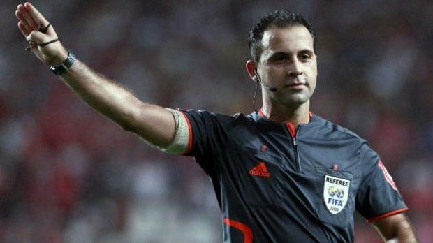 Έγκυος γυναίκα απειλεί διεθνή διαιτητή!