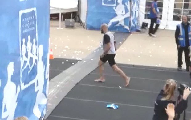Ξυπόλητος στο Μαραθώνιο για καλό σκοπό