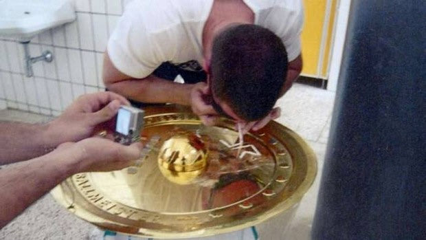 Σνίφαρε κοκαΐνη στο τρόπαιο του τίτλου