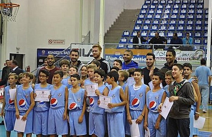 Δίπλα στα παιδιά ο Κολοσσός