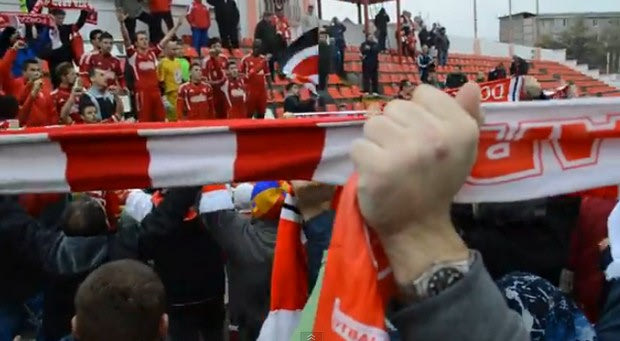 Παίκτες τραγουδούν μαζί με τους οπαδούς… κατά της διοίκησης!