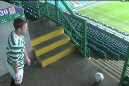 Πέτυχε το δοκάρι από την κερκίδα!