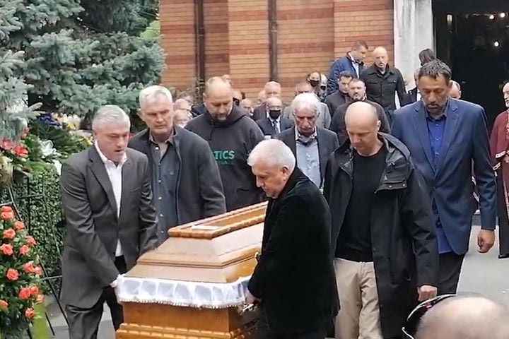 Πρώην παίκτες του Ίβκοβιτς μεταφέρουν το φέρετρό του