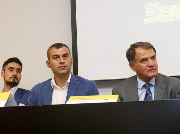 Κοιτάζουν παντού