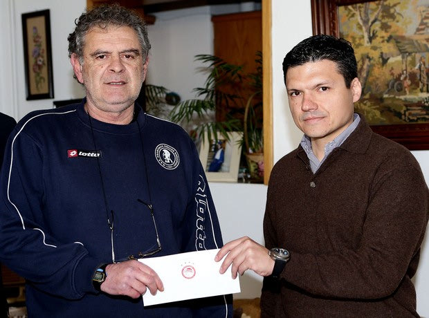 Στο πλευρό πρώην ποδοσφαιριστή ο Ολυμπιακός