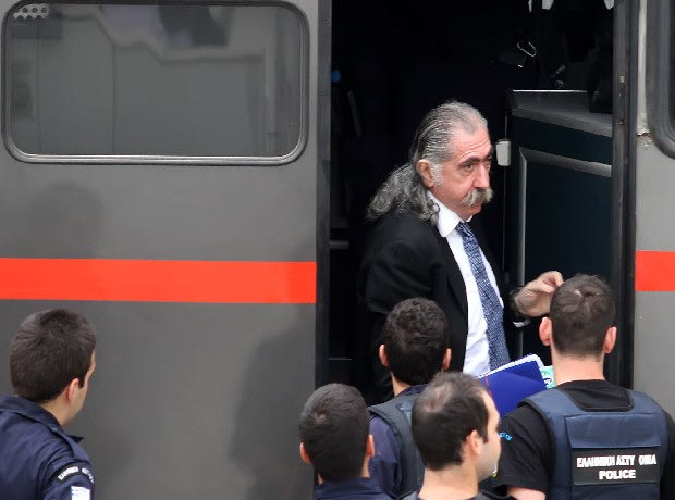 Επειδή είναι δυο μέτρα, με μουστάκι