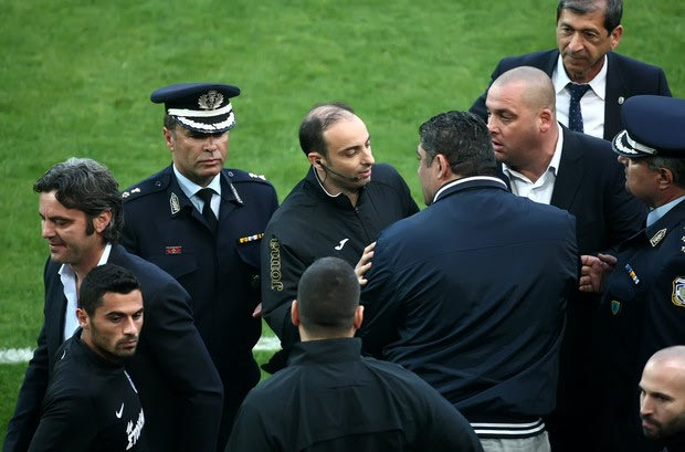 Η ένταση στον πάγκο…