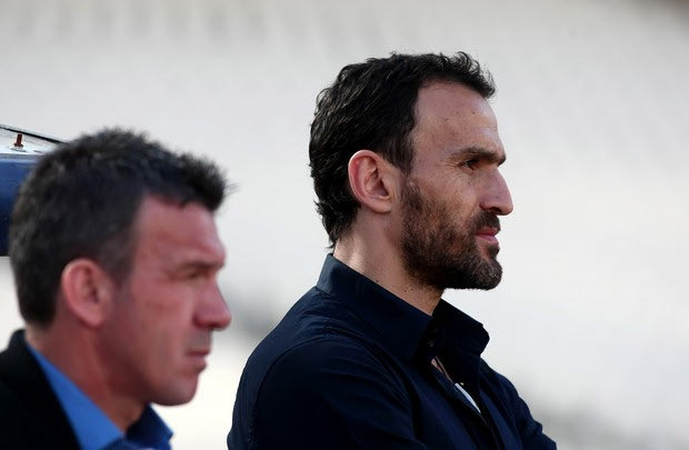 Προχωράει με αμυντικό και χαφ