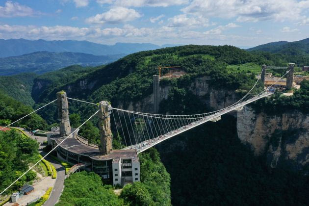 Τρόμος για τουρίστα που βρέθηκε στο κενό όταν κατέρρευσε το γυάλινο δάπεδο γέφυρας – Κρεμόταν από ύψος 100 μέτρων