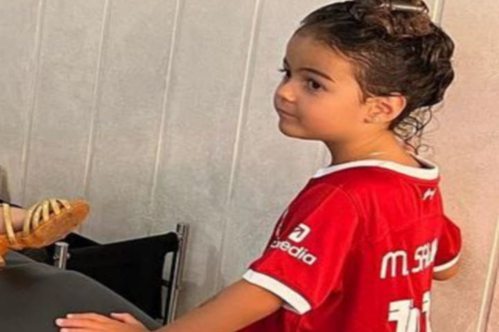 Ρονάλντο: Η κόρη του εμφανίστηκε με φανέλα της Λίβερπουλ