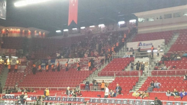 Oι συγκλονιστικοί 250 φίλαθλοι του Ολυμπιακού