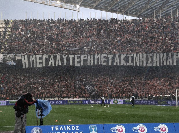 “Χόρευαν” στην βροχή οι οπαδοί του ΠΑΟΚ