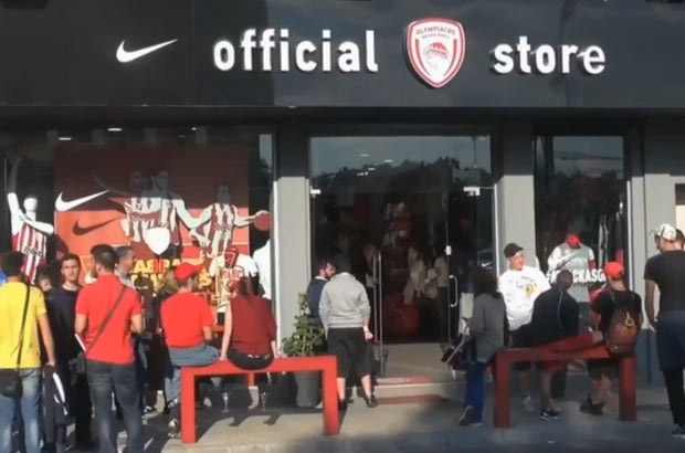 Ο Πέτγουεϊ στο Official Olympiacos BC Store